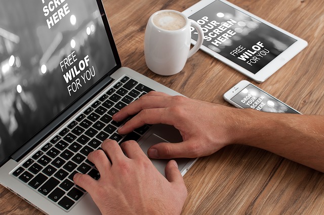 macbook a muž