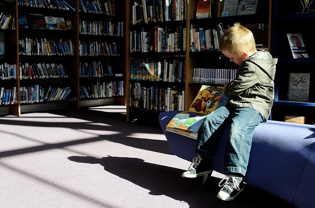 chlapeček v knihovně