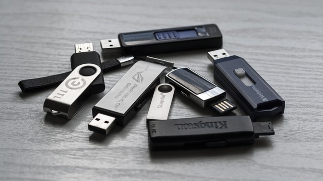 Několik USB